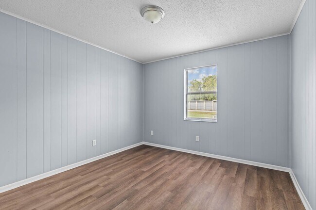 Building Photo - 107 Ravenwood Dr