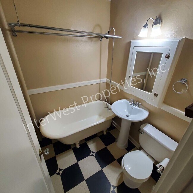 Building Photo - *1ST & 6TH MONTH'S RENT FREE PROMO & NO HOA MOVE IN/OUT FEES* Studio Unit in the Alphabet Dist w/...