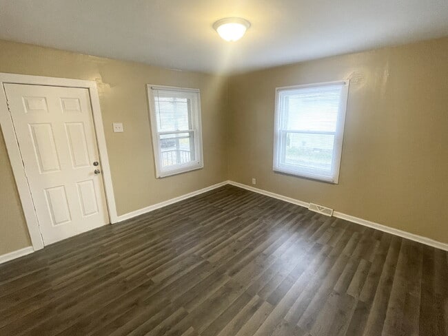 Building Photo - 2 Bedroom located on a quiet street in popular Beech Grove