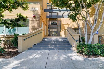 Building Photo - Updated 2 Bedroom Townhome in the Heart of...