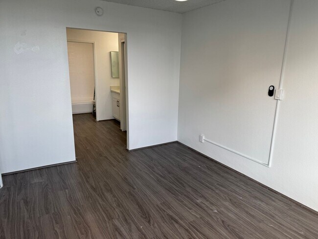 Building Photo - Renovated 1BR Condo in Downtown located in a secured building on the 25th floor