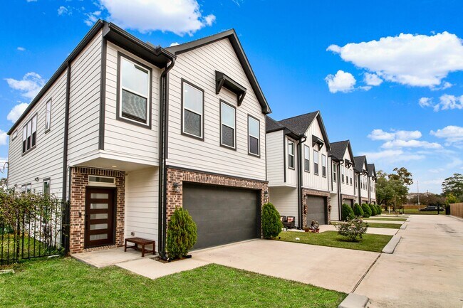 Building Photo - 6635 T C Jester Blvd