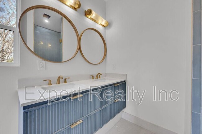 Building Photo - 1720 34th Pl N