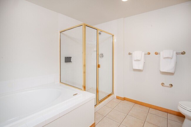 Building Photo - Evolve Real Estate: 3-6 Mos Lease Only Large Fully Furnished Condo Walking Distance to Keystone V...