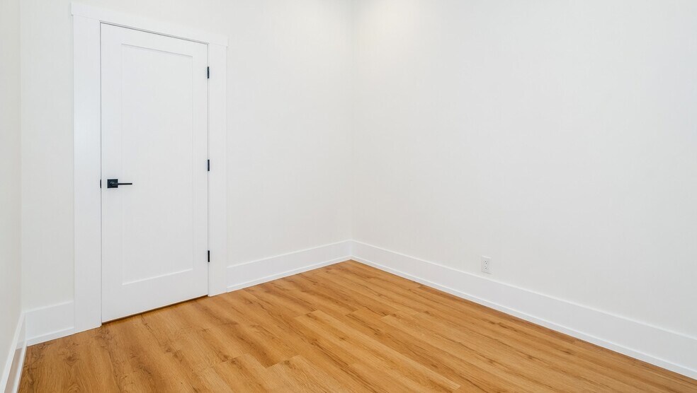 Building Photo - 944 N Damen Ave