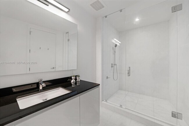 Building Photo - 18555 Collins Ave