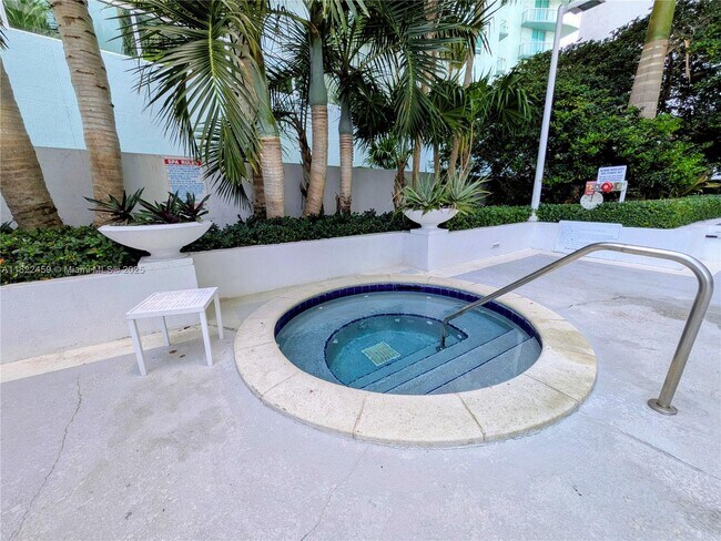 Building Photo - 1800 N Bayshore Dr