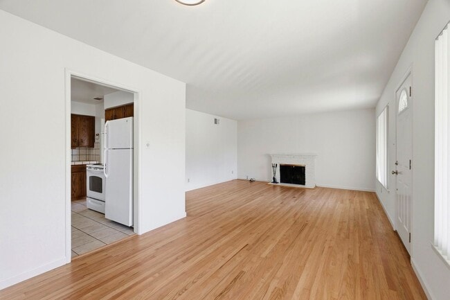 Building Photo - Cherry Chase Home