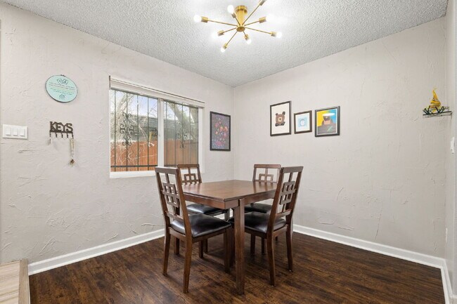 Building Photo - Great 2 bed 2 bath town house centrally lo...