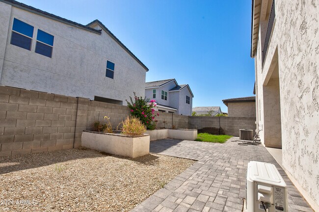 Building Photo - 15717 W Polk St