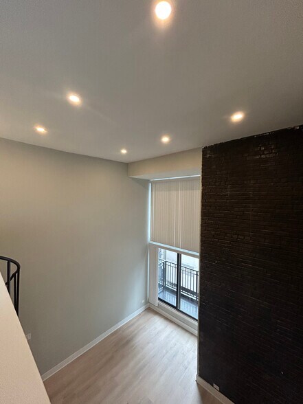 Building Photo - 1214 N La Salle Dr