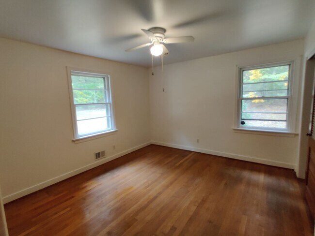 Building Photo - 3 bedroom home , detached garage, multiple living areas