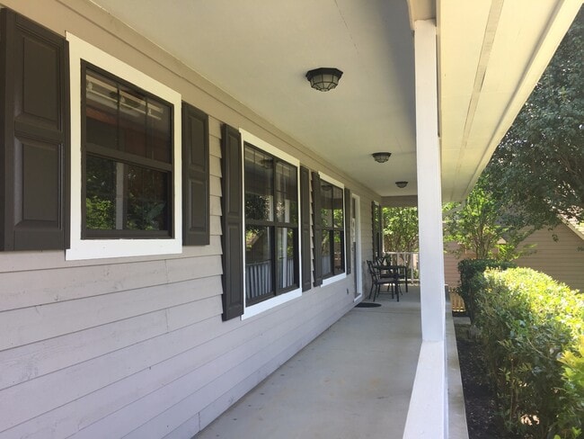 Building Photo - Spacious 3BR 2BA One-level West Knox