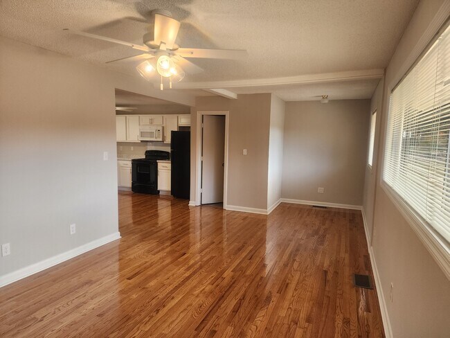 Building Photo - 3231 Dorian Rd