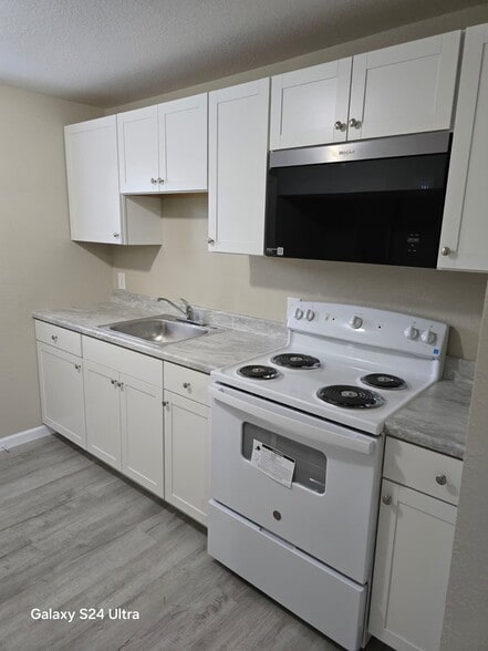 Building Photo - 112 Tacoma Rd