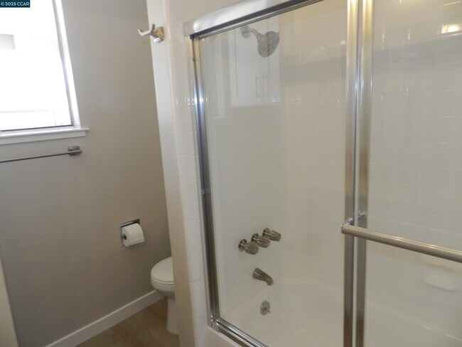 Building Photo - 5519 Roundtree Dr
