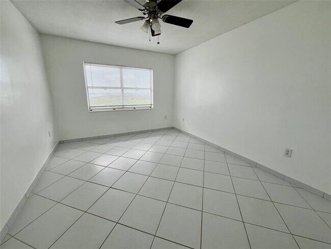 Building Photo - 400 Kings Point Dr