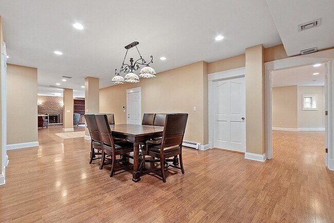 Building Photo - 451 Wellesley St