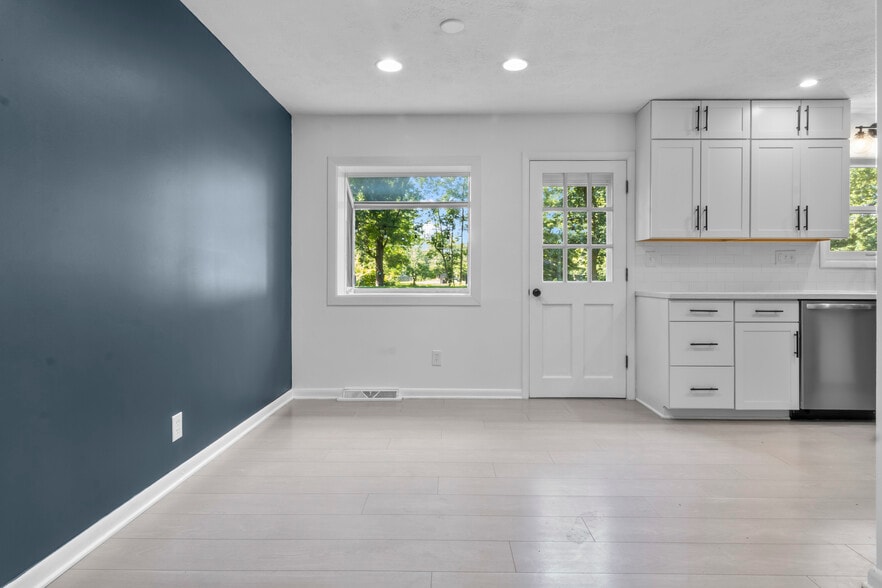 Building Photo - 820 Eaglewood Dr