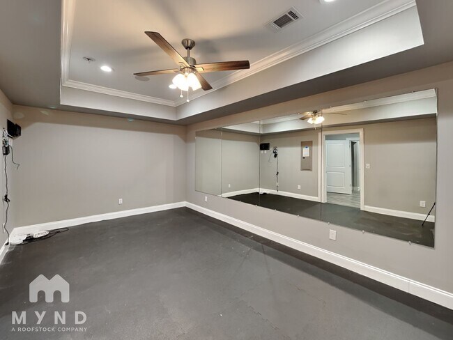 Building Photo - 2995 Manorview Ln