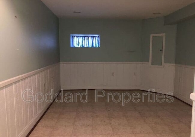 Building Photo - 905 S Streeper St