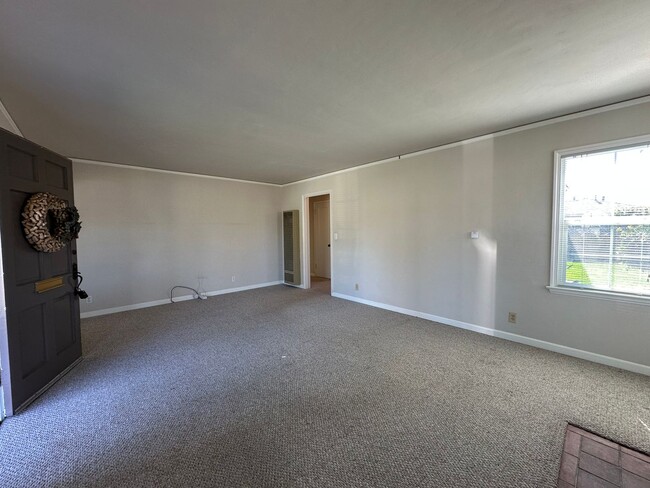 Building Photo - Spacious Two Bedroom Home In North Salinas