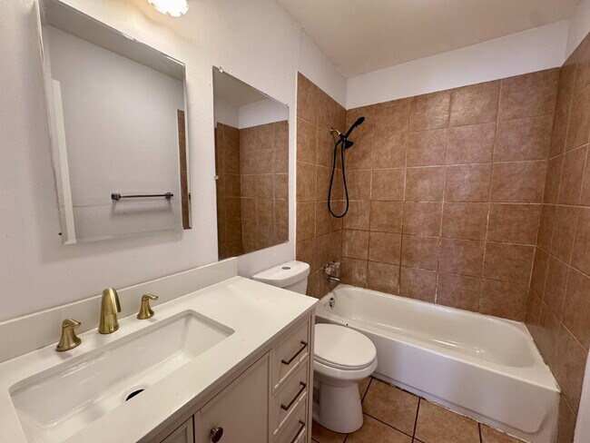 Building Photo - 2507 Rainbow Dr