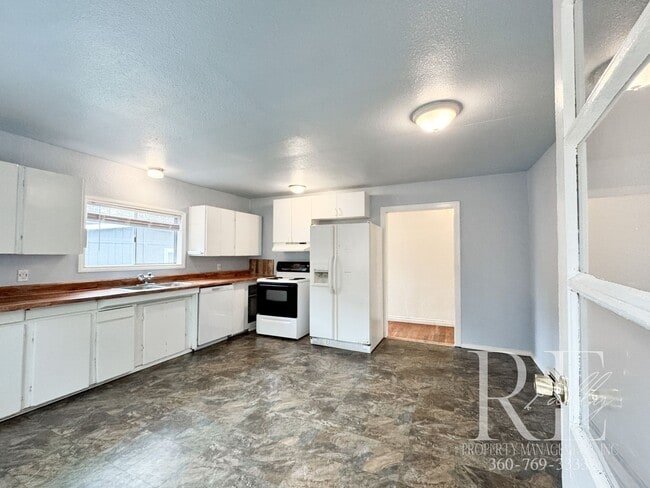 Building Photo - 1215 Evans Ave W