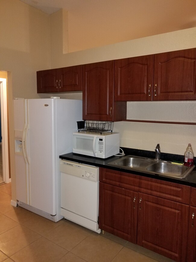 Building Photo - Spacious and Well-Maintained 4-Bedroom Hom...