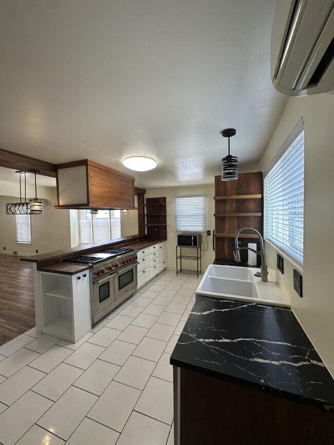 Building Photo - "Charming 2-Bedroom Retreat in the Heart of Windsor – 945 Sq. Ft. of Cozy Living!"