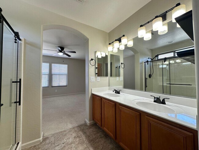 Building Photo - 1912 E Loma Vista St