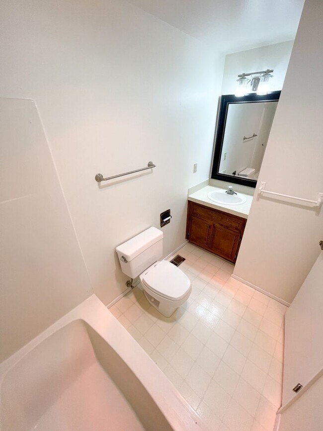 Building Photo - 3 Bedroom, 2 bath Spacious home in Moyina ...