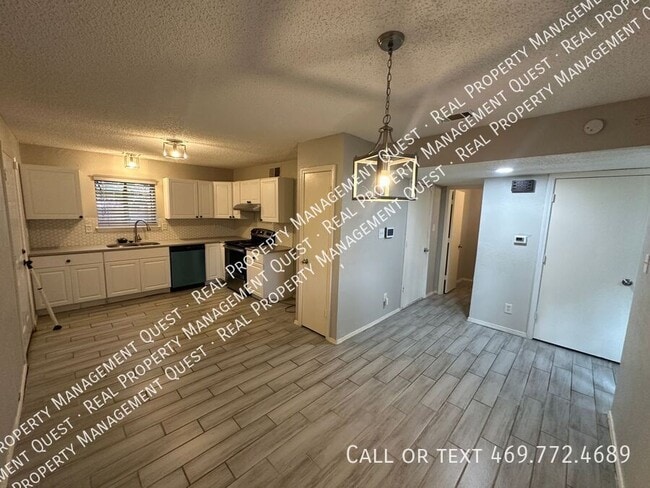 Building Photo - 10631 Wessex Dr