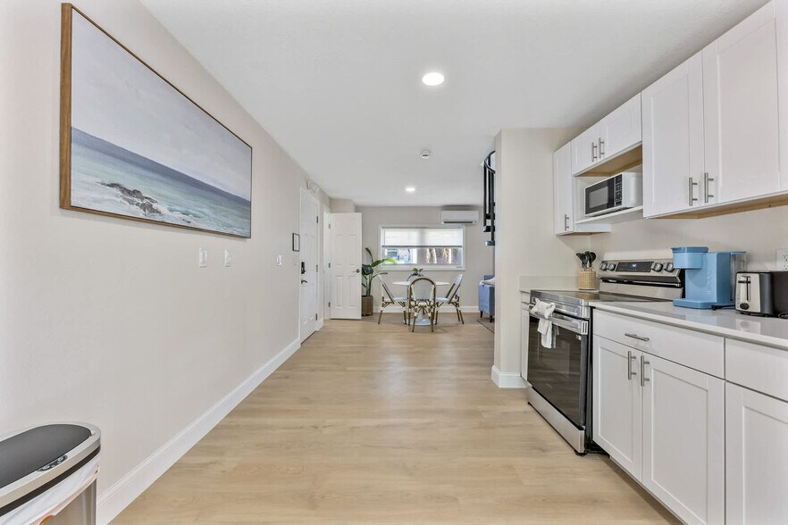 Building Photo - 637 S Orlando Ave
