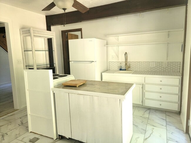 Building Photo - Renovated Cascade shores apartment