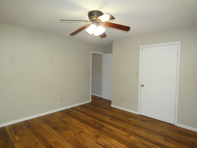 Building Photo - Nice Townhome - Wood Floors