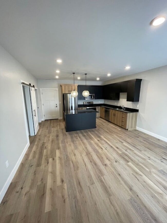 Building Photo - Modern Mountain Rtreat for Rent - Just Min...