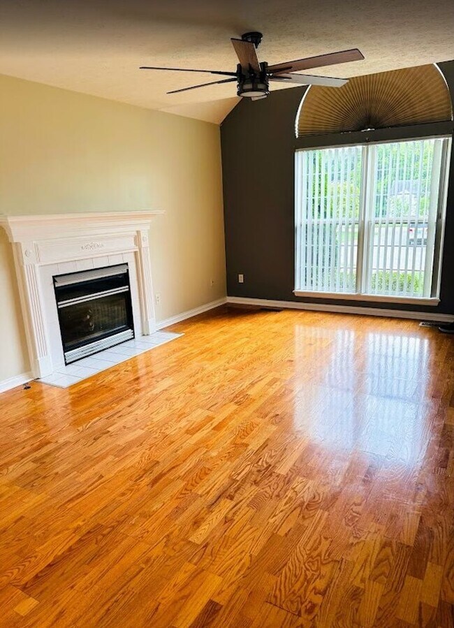 Building Photo - Beautiful spacious 4 bed 4 bath Family Home