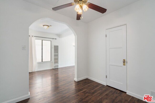 Building Photo - 917 7th St