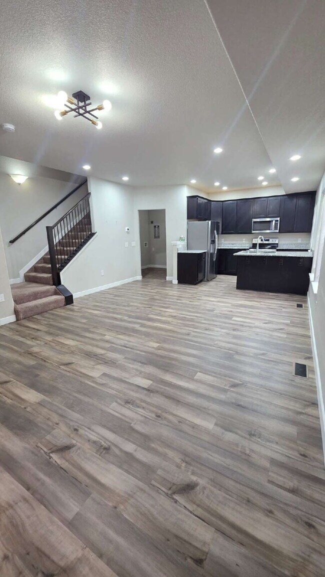 Building Photo - Lorson Ranch 5 bedroom Townhouse near military bases