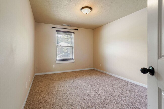 Building Photo - Well-Kept 3 bed, 2 bath home in South Salem