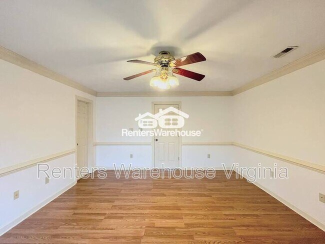 Building Photo - 352 Peace Haven Dr