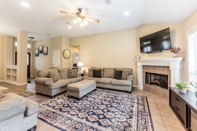 Building Photo - 3658 Redbud Ln