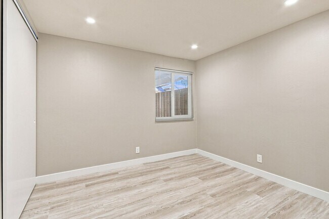 Building Photo - 935 Castlewood Dr