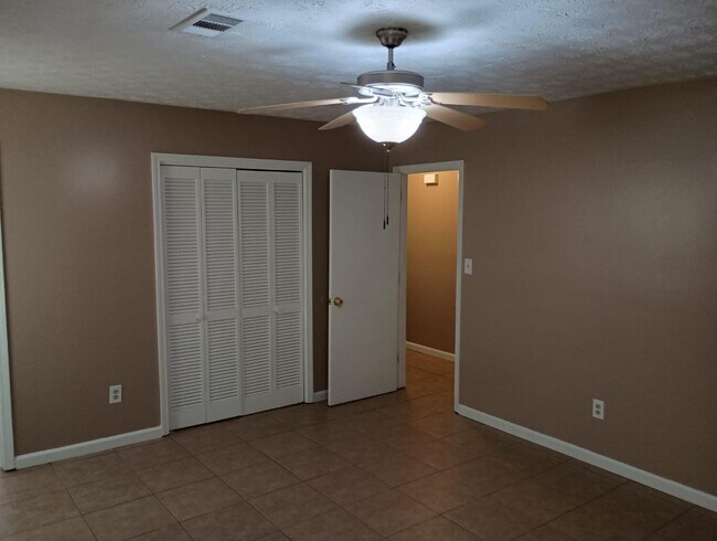 Building Photo - 405 Santa Fe Trail