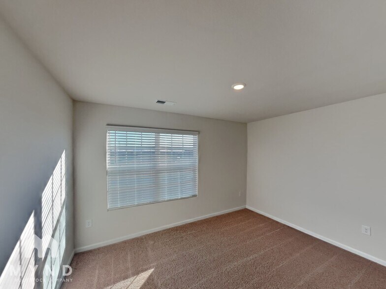 Building Photo - 104 Lightning Dr