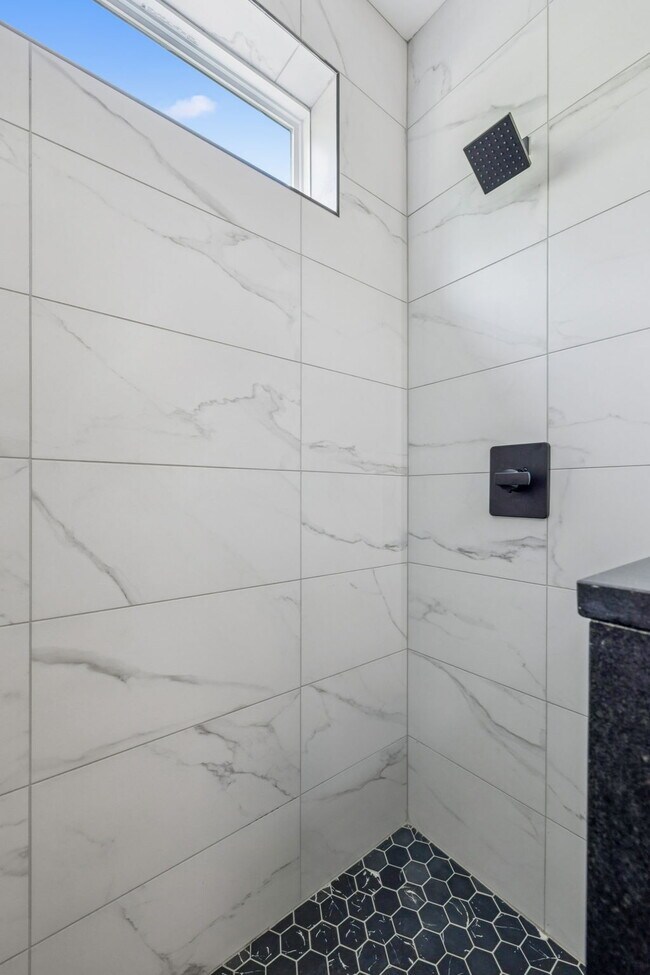 Building Photo - "Spacious 4-Bed, 4-Bath Gem in Nashville -...