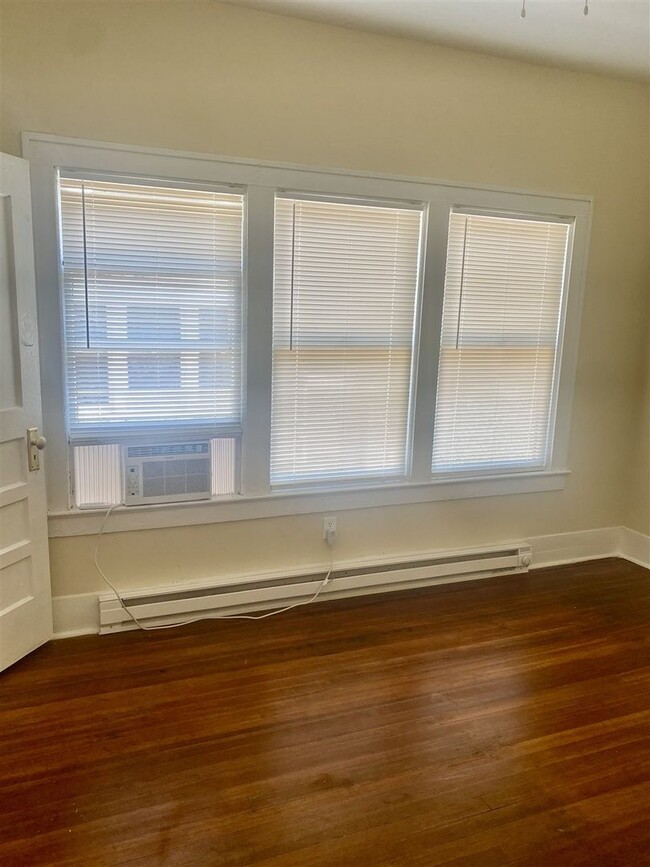 Building Photo - Restored 3 br 2 ba Craftsman style Home fo...