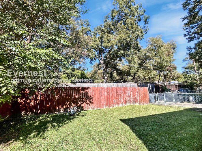 Building Photo - 8633 Westglen Dr