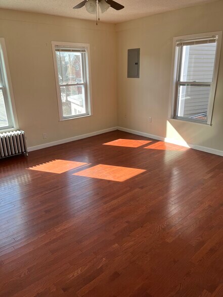 Living room - 33 White St